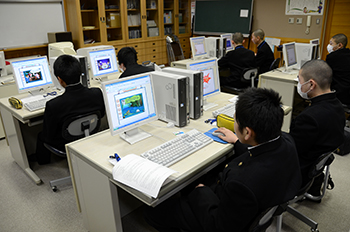 パソコンをする中学生
