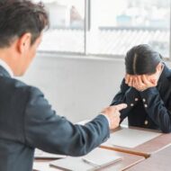 怒る教師
