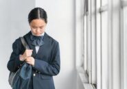 うつむく中学生