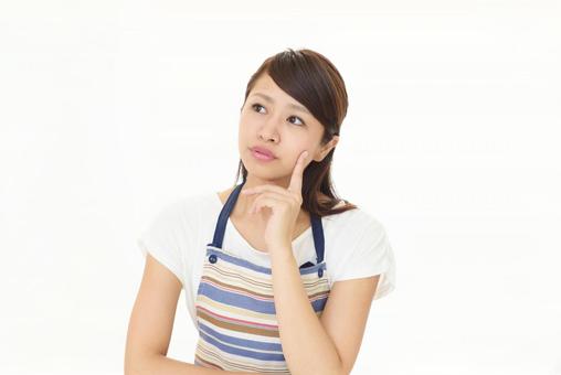 悩む主婦