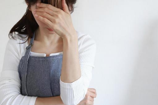 悩む主婦