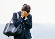 落ち込む高校生