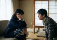 父親に背を向けて耳を塞ぐ中学生の娘