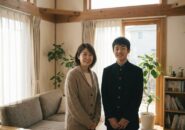 笑顔で並んで立つ母親と中学生の息子の記念写真