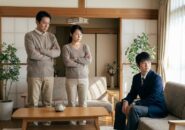 腕組みする両親と不機嫌な中学生の息子