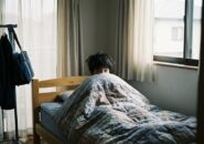 朝、布団をかぶって起きられない男子中学生