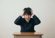 頭を抱えて叫ぶ男子中学生、かんしゃく