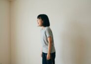 横を向いて大声で叫ぶ女子中学生